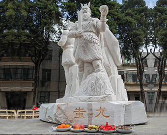 云南石雕黃帝、炎帝、蚩尤雕塑安裝效果展示