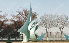 建筑小區(qū)應當怎樣選擇不銹鋼雕塑？