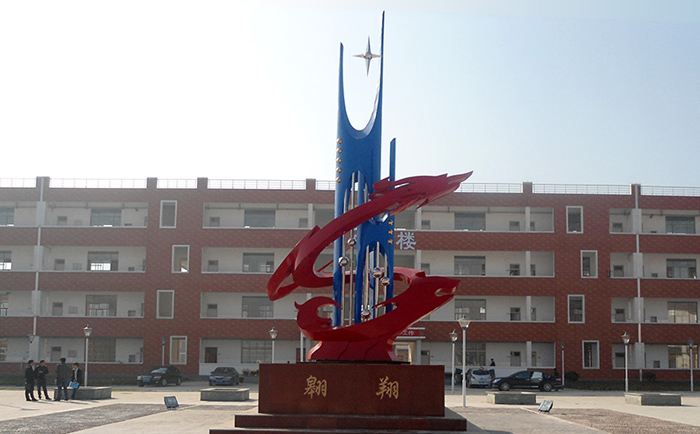 不銹鋼雕塑制作完成之后，需要對表面進行打磨噴漆，這樣才可以獲得想要的表面效果，不銹鋼雕塑打磨噴漆有一些注意事項，下面給大家介紹一下。